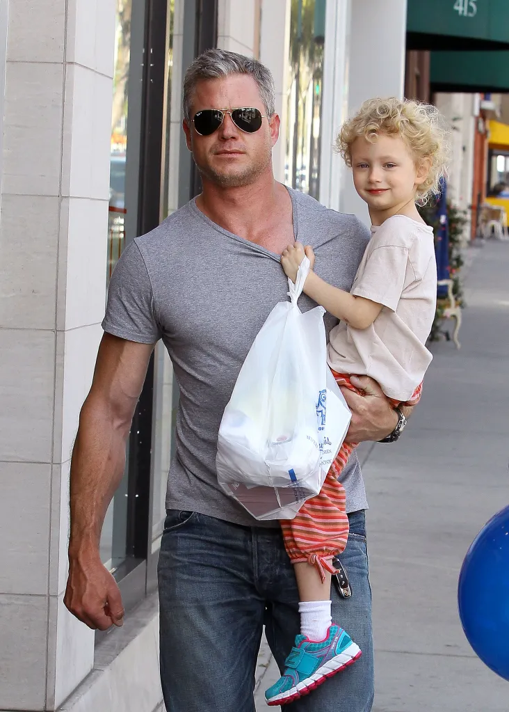 Eric Dane carrying his daughter Billie Beatrice Dane.