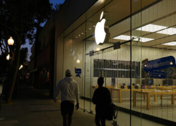 F.T.C. Chair Warns Apple Against Bias in Apple News