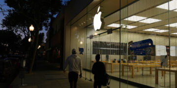 F.T.C. Chair Warns Apple Against Bias in Apple News