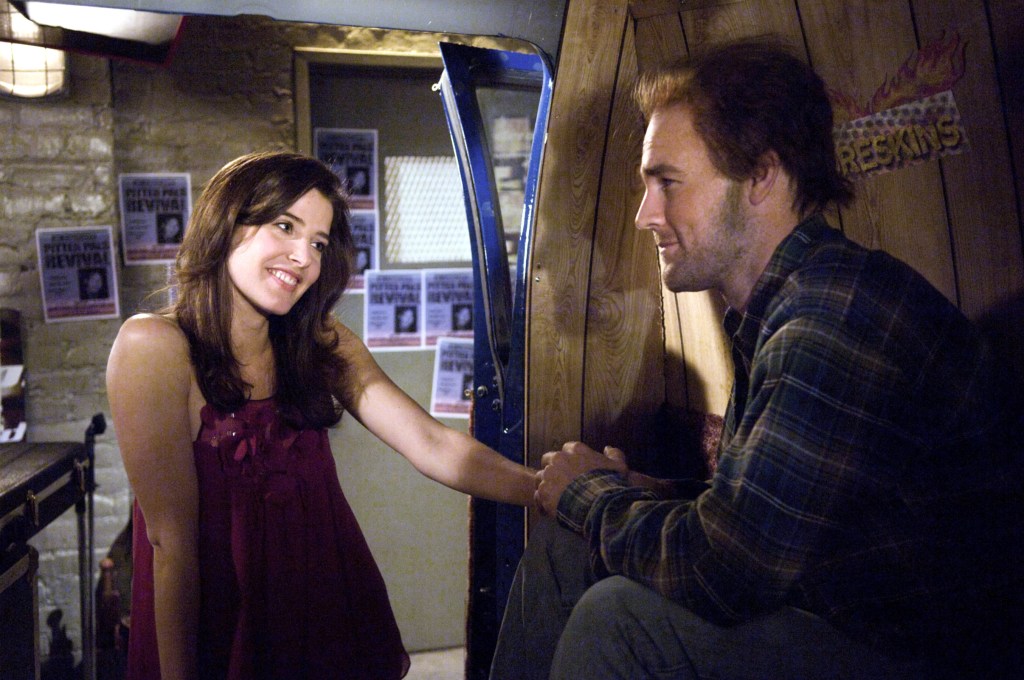 Cobie Smulders and James Van Der Beek holding hands on How I Met Your Mother.