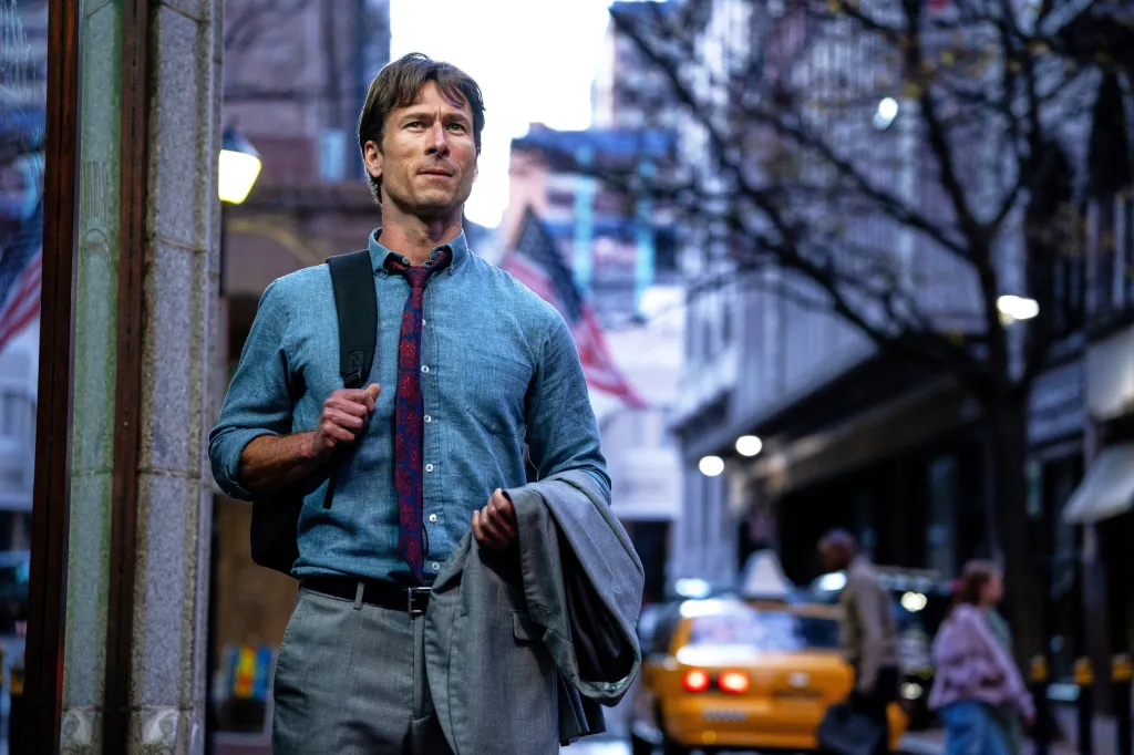 Glen Powell as Gary Johnson in a scene from 