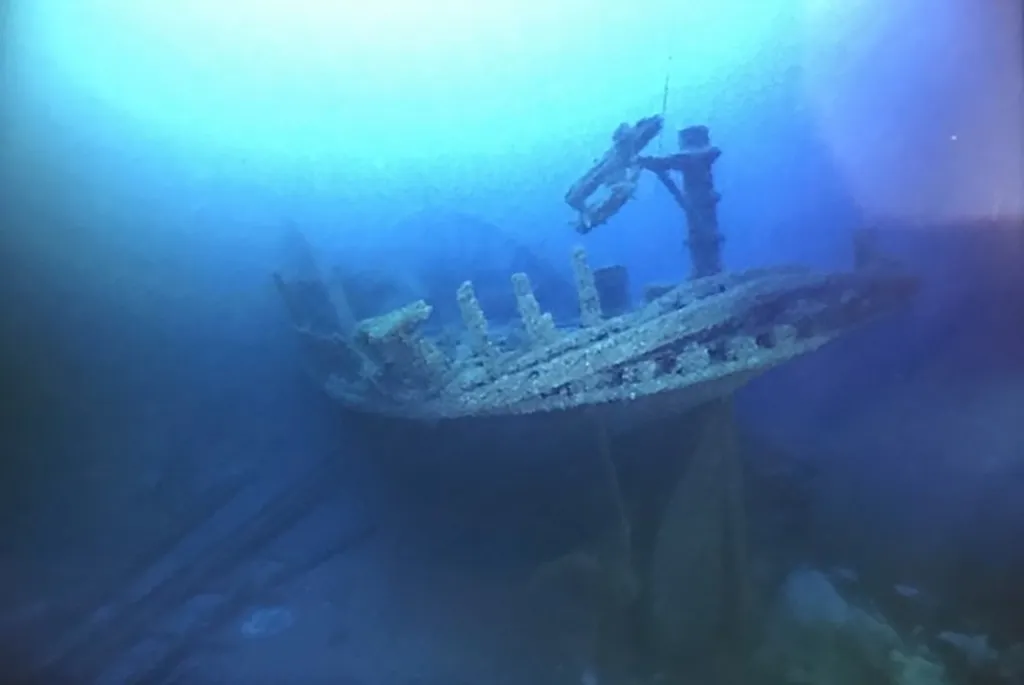 The stern of the Lac La Belle shipwreck underwater, showing a missing propeller.