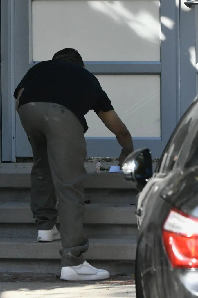 A mourner leaves a card on the doorstep of Catherine O’Hara’s home.