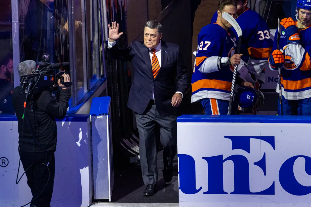 LaFontaine getting honored by the Islanders at UBS Arena on Dec. 13, 2025.