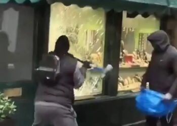 Wild moment robbers smash jewelery store windown on street made famous by ‘Ted Lasso’