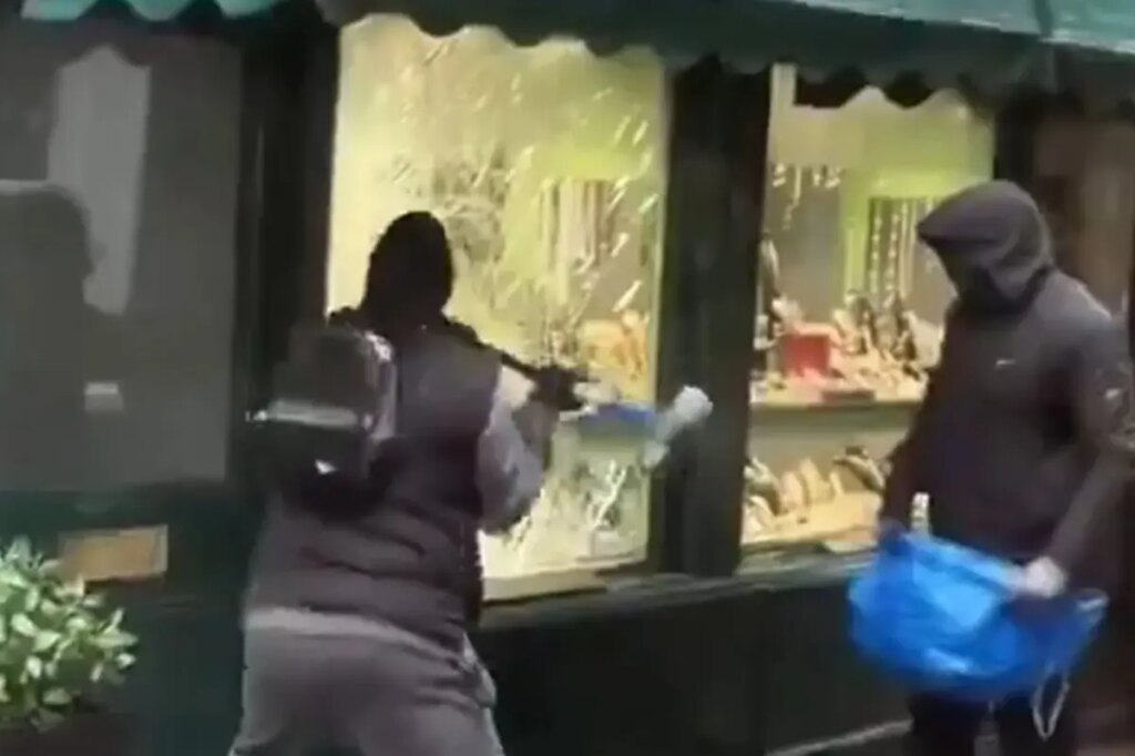 Wild moment robbers smash jewelery store windown on street made famous by ‘Ted Lasso’