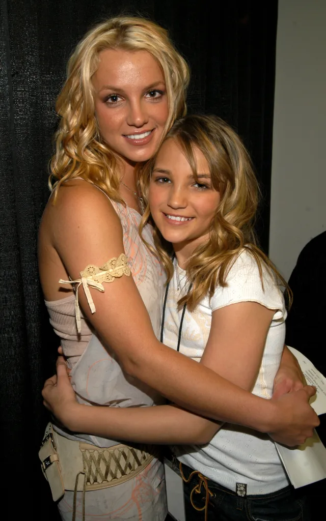 Britney Spears and Jamie Lynn Spears pose together.