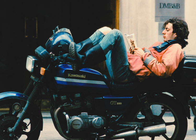 Reading Is Sexier Than a Six-Pack: Why Bookworms Get More Dates