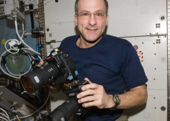 Reddit Mod Deleted Breathtaking Photo Taken by NASA Astronaut From Space Because It Was “Blurry”