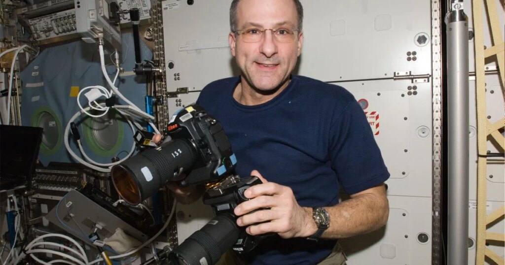 Reddit Mod Deleted Breathtaking Photo Taken by NASA Astronaut From Space Because It Was “Blurry”