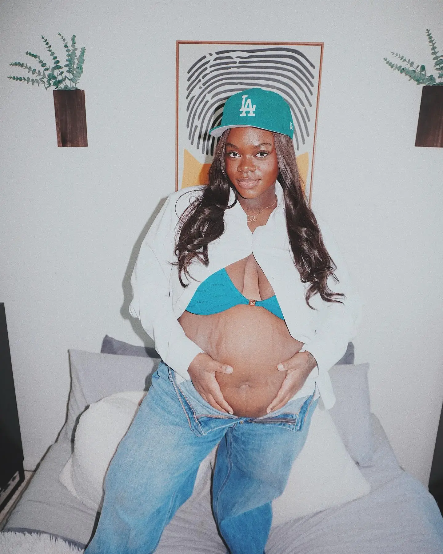 Cori Broadus, Snoop Dogg's daughter, showcasing her pregnant belly.