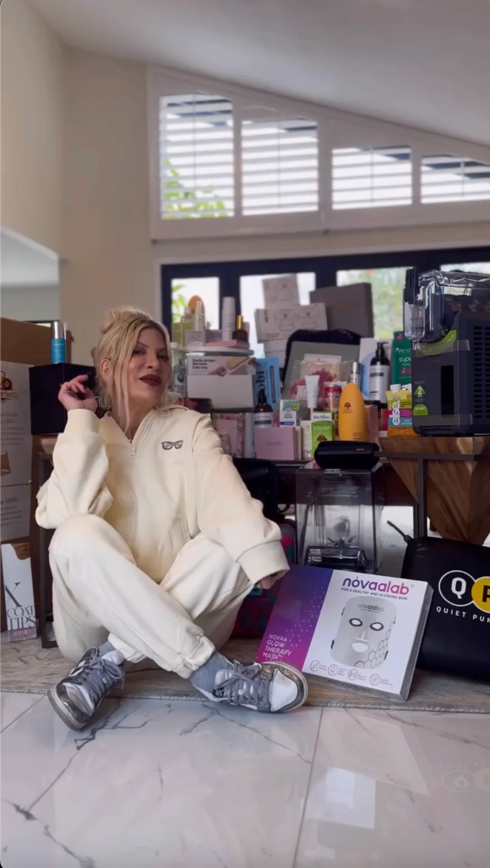 Tori Spelling in her living room