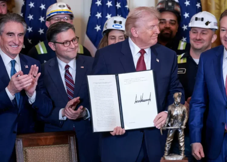 ‘Worst in the world!’ Enraged Trump takes another swipe at Canada