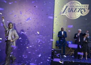 During statue unveiling, Pat Riley reminds the disjointed Lakers of keys to winning