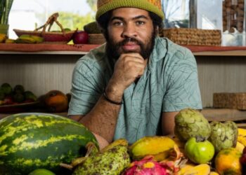 A new food hub brings fresh produce and alkaline soursop fish sandwiches to South L.A.