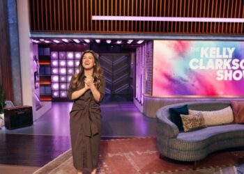 Kelly Clarkson to end talk show this fall to ‘prioritize’ her kids