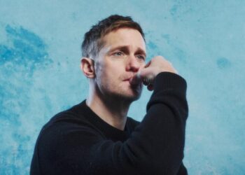 Alexander Skarsgård and his Oscar-nominated dad help ‘SNL’ hit its 1,000th episode