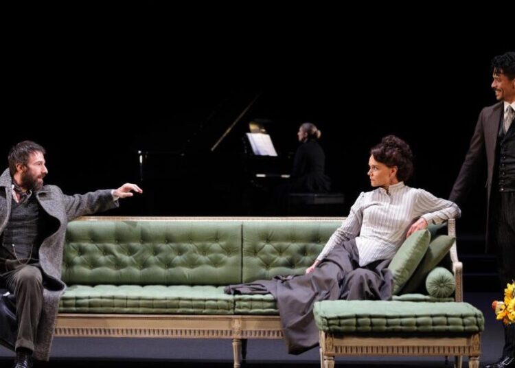 Katie Holmes wages sexual warfare in energized new ‘Hedda Gabler’ adaptation