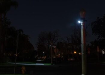 L.A. streetlights take a year to fix. Council members say solar power is the answer
