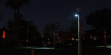 L.A. streetlights take a year to fix. Council members say solar power is the answer