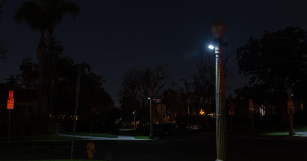 L.A. streetlights take a year to fix. Council members say solar power is the answer