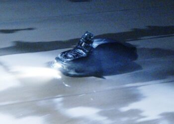 Stolen car suspect drives through L.A. River channel, leading authorities on a pursuit