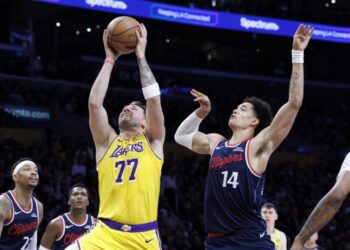 Luka Doncic and Lakers hold off Clippers as Kawhi Leonard exits late