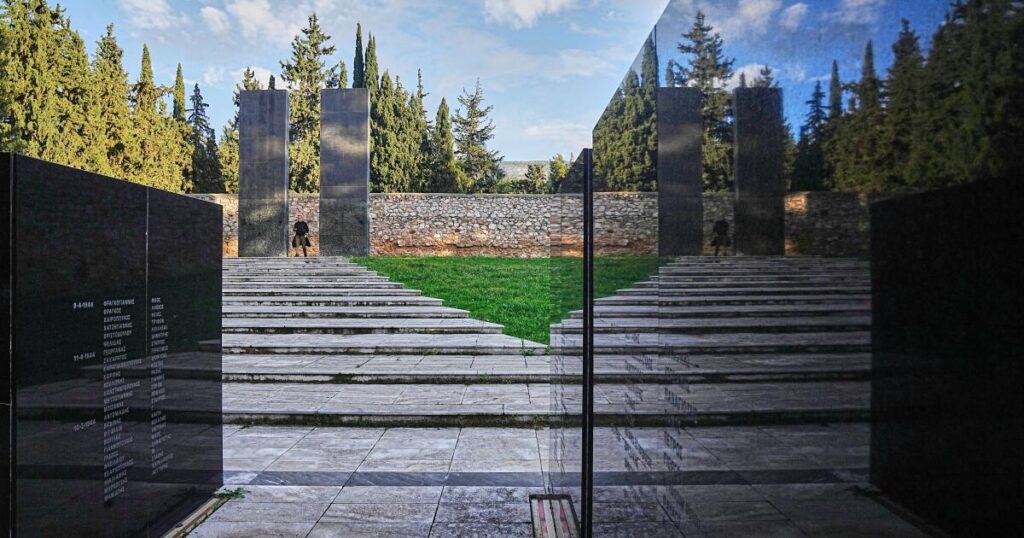 Greece will seek to obtain Nazi execution photos offered for sale online