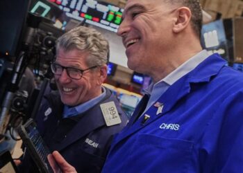 More drops for technology stocks weigh on Wall Street