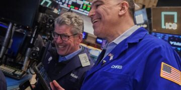 More drops for technology stocks weigh on Wall Street