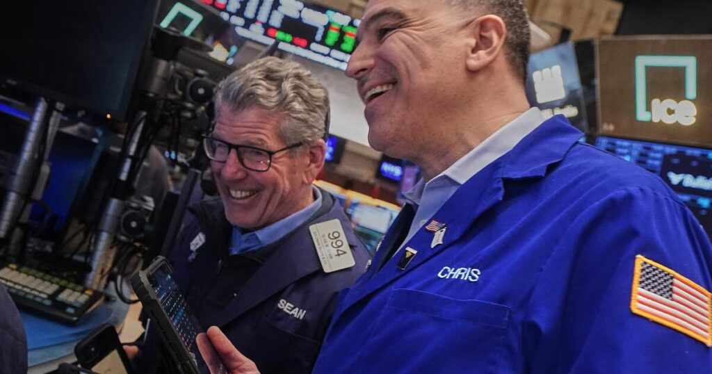 More drops for technology stocks weigh on Wall Street