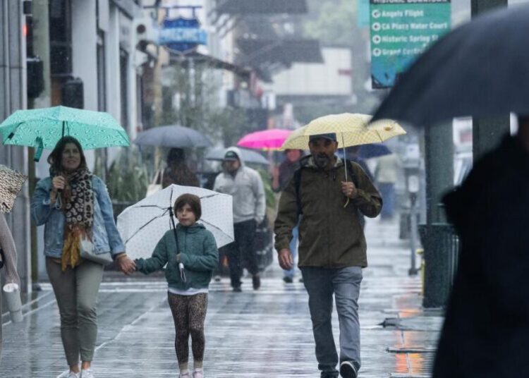 L.A.’s warm stretch to end; cooler weather and showers are on the way, forecasters say