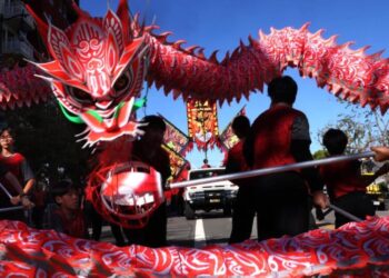 Thousands gather for Chinatown parade to celebrate Lunar New Year and Los Angeles