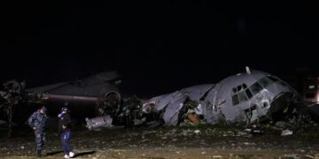 Cargo plane carrying money crashes in Bolivia, killing 15; onlookers chase after bills