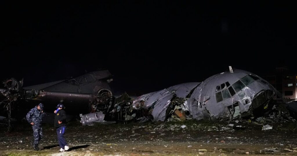 Cargo plane carrying money crashes in Bolivia, killing 15; onlookers chase after bills