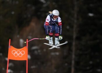 Lindsey Vonn is trying to achieve the seemingly impossible: Win gold with a ruptured ACL