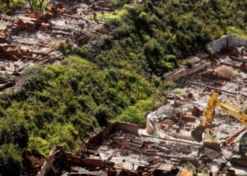 Largest place in Palisades left to clean sees work start at last. But residents aren’t happy