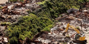 Largest place in Palisades left to clean sees work start at last. But residents aren’t happy