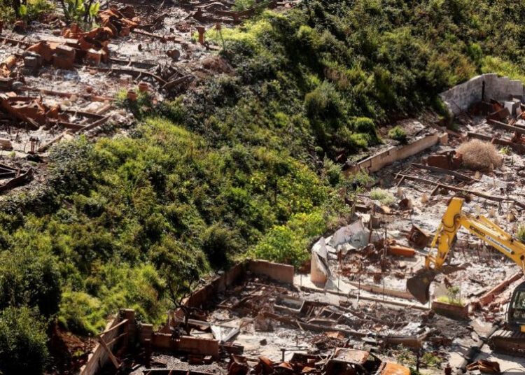 Largest place in Palisades left to clean sees work start at last. But residents aren’t happy