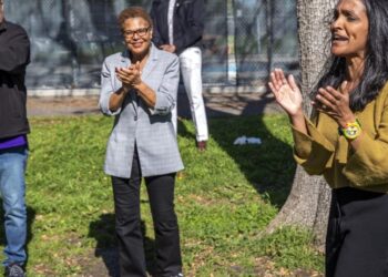 A political earthquake in mayor’s race makes election a referendum on L.A.’s future