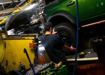 Automakers’ Dilemma: Invest in New Tech or Stick to Gas Cars?