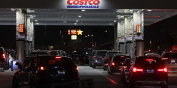 Average Gasoline Price Hits $4 in U.S., a ‘Headache’ for Drivers and Trump