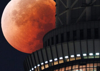 Watch the Moon Turn Blood Red During a Total Lunar Eclipse