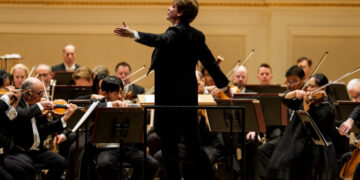 A Starry Young Conductor’s Tour Reveals His Talents and Faults