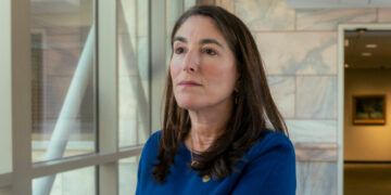 Top Fed Official, Wary of Inflation, Calls for Extended Rate Pause