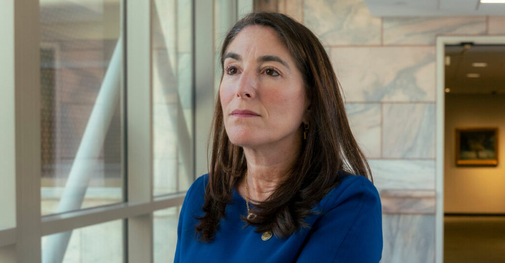 Top Fed Official, Wary of Inflation, Calls for Extended Rate Pause