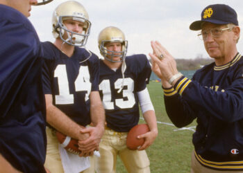 Lou Holtz, Who Coached Unbeaten Notre Dame to a Title, Dies at 89
