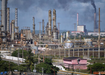 Interior Secretary Visits Venezuela as Part of Oil and Mining Expansion