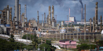 Interior Secretary Visits Venezuela as Part of Oil and Mining Expansion