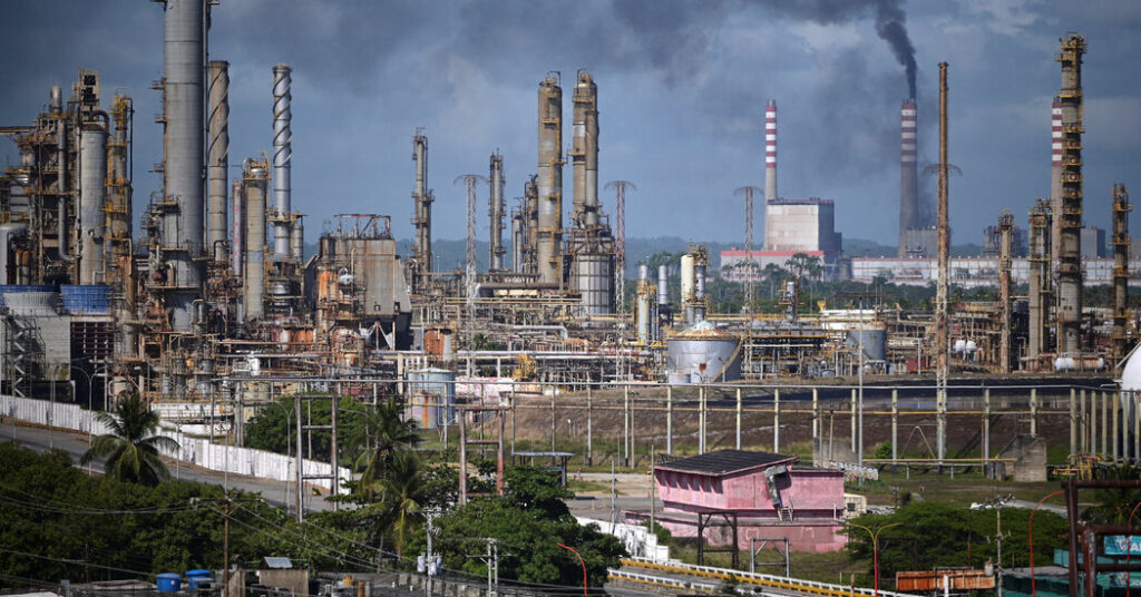 Interior Secretary Visits Venezuela as Part of Oil and Mining Expansion